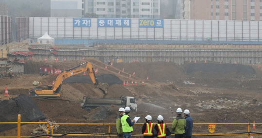 서울시 관계자들이 서울 서초구의 한 아파트 재건축 건설현장에서 미세먼지를 일으키는 비산먼지 발생 여부를 점검하고 있다.<연합뉴스>